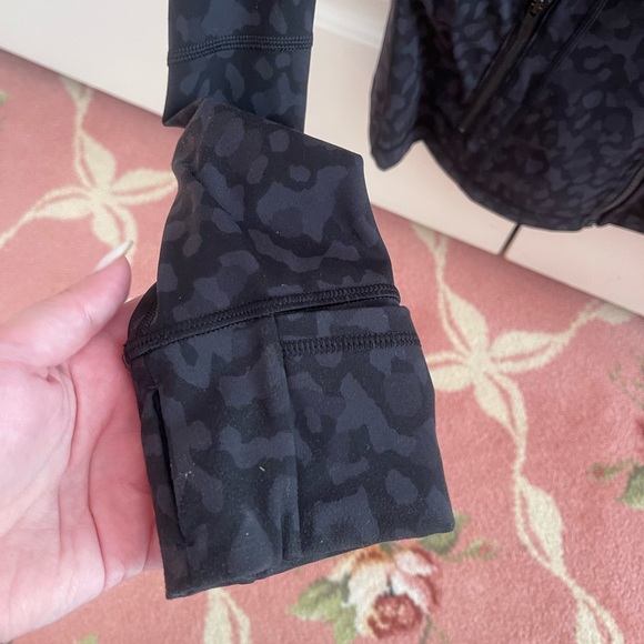 Lululemon define jacket color black camo leopard size 8 in good used condition. - Picture 3 of 5